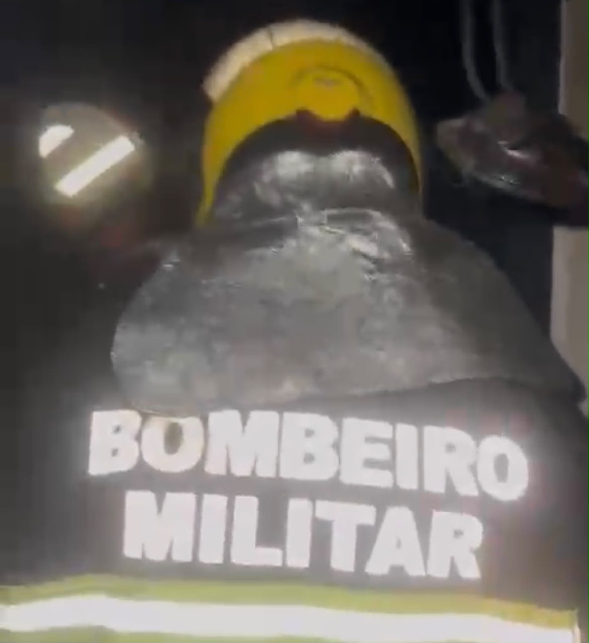 Militares do Corpo de Bombeiros do Amazonas debelam incêndio em apartamento no bairro Dom Pedro, em Manaus